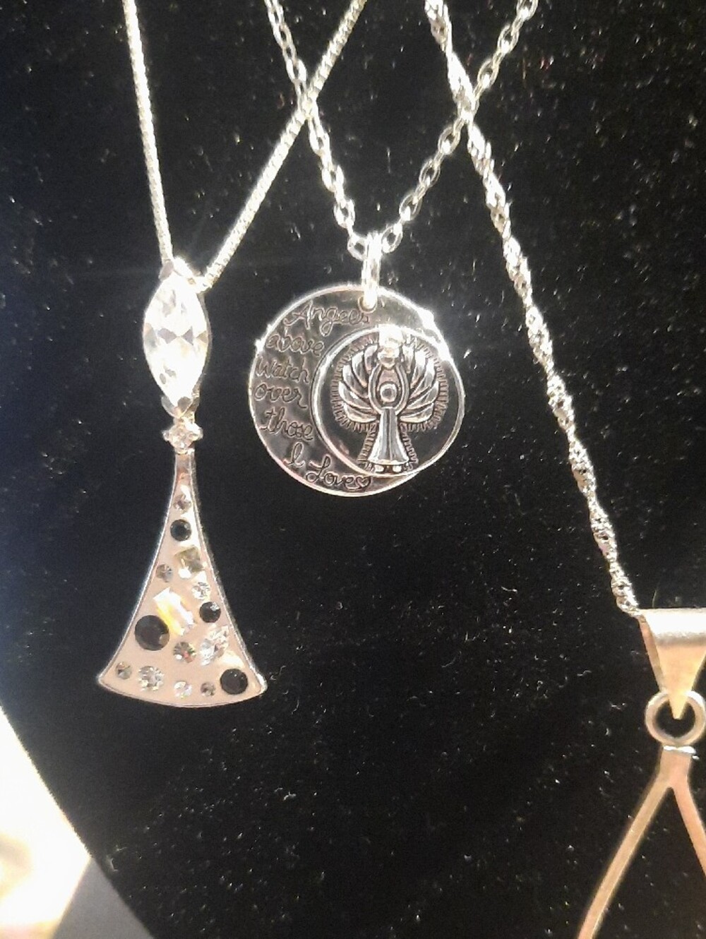 3 Dainty Necklaces. - Picture 3 of 7